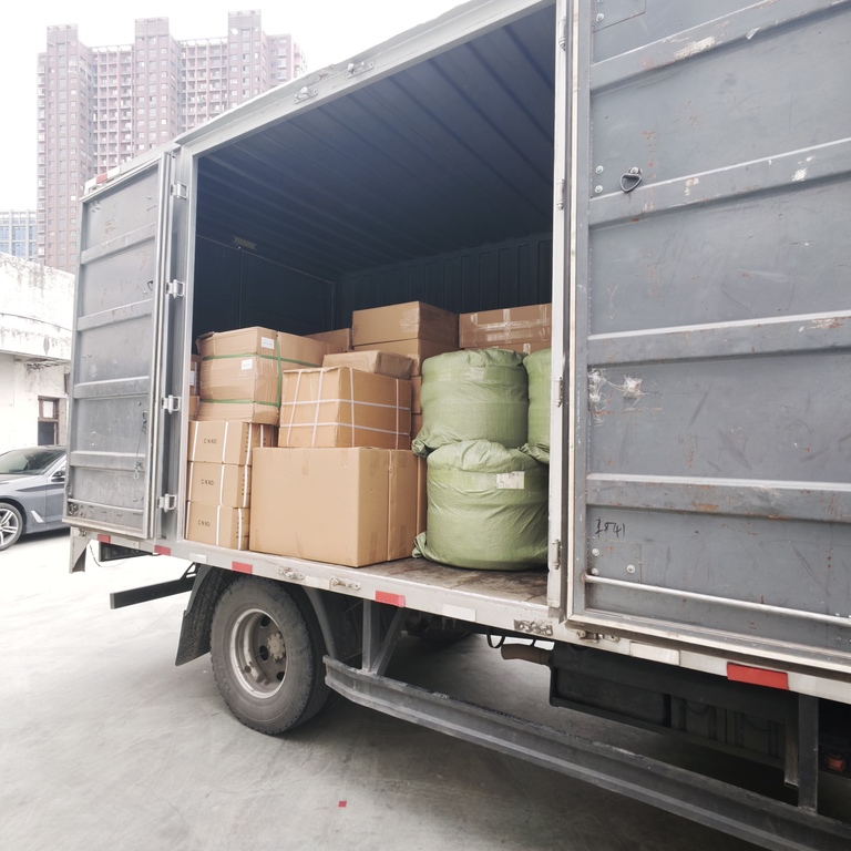 Ouyue Electric のステンレス製配電ボックスはイスラエルに大量に出荷され、工場から寧波港まで出荷され、海外の充電杭プロジェクトを強力にサポートしています。
