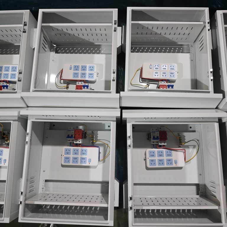 Ouyue Electric の屋外防雨配電ボックスの量産実物写真: 板金シェルから完全な機械組み立てまでの全プロセスの表示